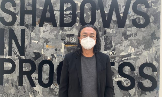 Rirkrit Tiravanija: the new exhibition “featuring” Marcel Duchamp, John Giorno, Jasper Johns and the shadow of Donald Trump
